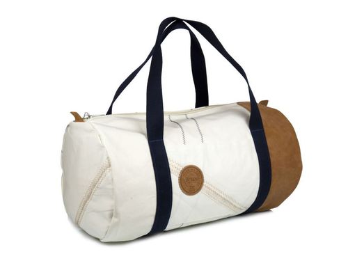 Big size travel bag made of recycled sailcloth. LEATHER BASE.