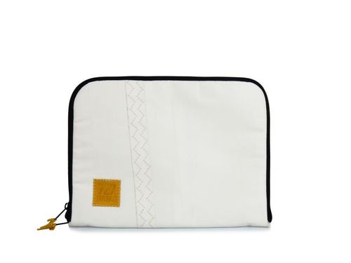 Padded PC case made of recycled sailcloth with zip.