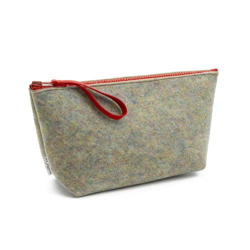 L size pochette in recycled polyester from plastic bottles.